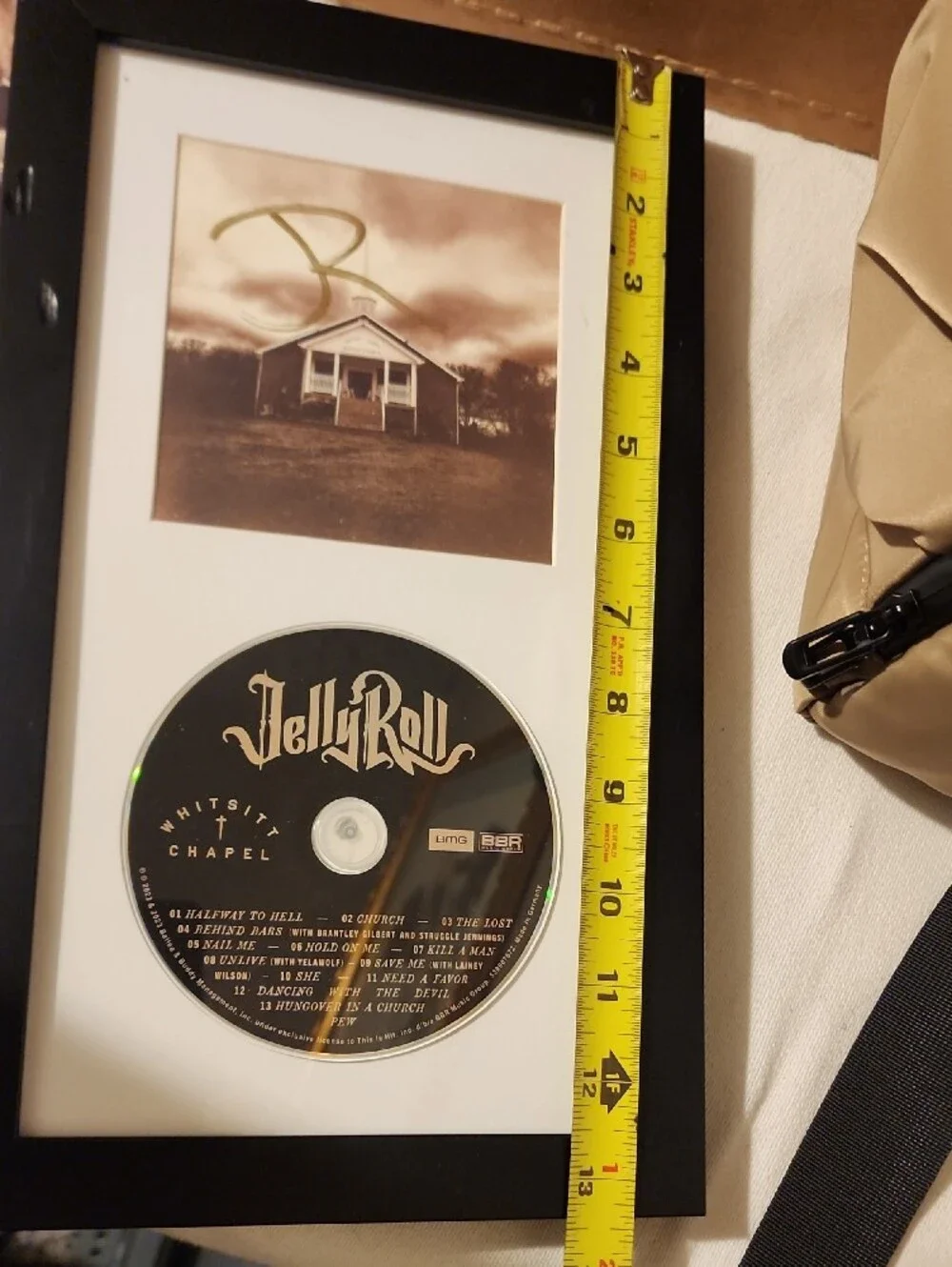 Jelly Roll shows autograph